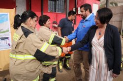 Gobernadora entrega adjudicación a bomberos de La Higuera para la construcción de nuevo cuartel