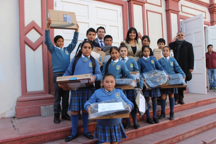 ALUMNOS DE LA SERENA RECIBEN COMPUTADORES DEL PROGRAMA “YO ELIJO MI PC” DE JUNAEB