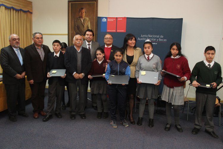 ALUMNOS DE LA SERENA RECIBEN COMPUTADORES DEL PROGRAMA “YO ELIJO MI PC” DE JUNAEB