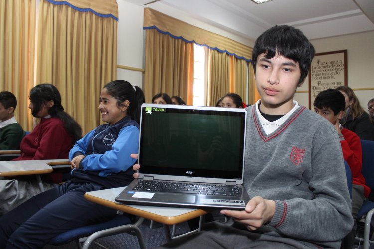 ALUMNOS DE LA SERENA RECIBEN COMPUTADORES DEL PROGRAMA “YO ELIJO MI PC” DE JUNAEB