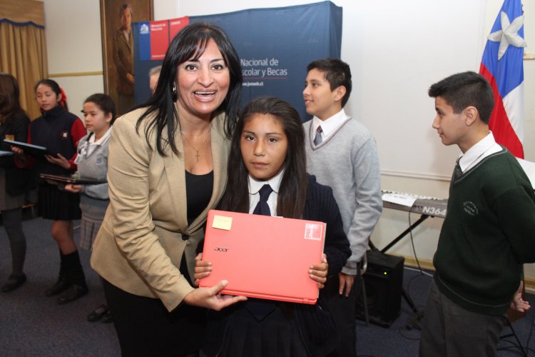 ALUMNOS DE LA SERENA RECIBEN COMPUTADORES DEL PROGRAMA “YO ELIJO MI PC” DE JUNAEB