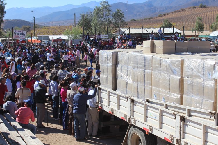 GOBIERNO COMENZÓ ENTREGA DE 10 MIL CAJAS DE ALIMENTOS EN MONTE PATRIA