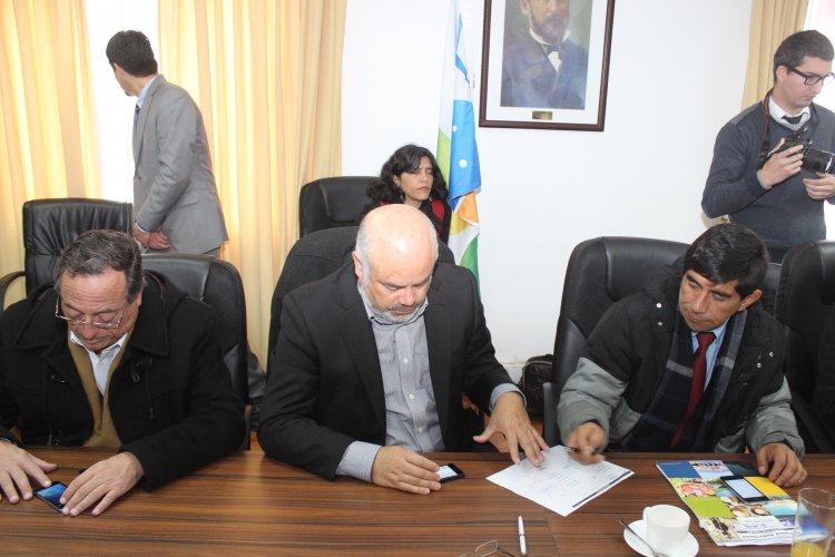 CONSEJEROS REGIONALES SOSTIENEN PRIMER ENCUENTRO CON EL NUEVO INTENDENTE DE LA REGIÓN