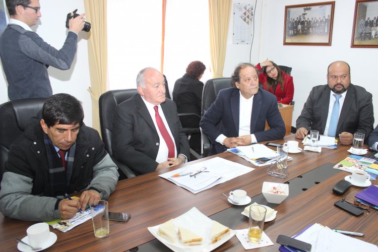 CONSEJEROS REGIONALES SOSTIENEN PRIMER ENCUENTRO CON EL NUEVO INTENDENTE DE LA REGIÓN