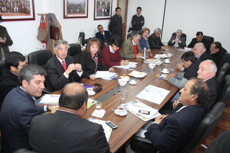 CONSEJEROS REGIONALES SOSTIENEN PRIMER ENCUENTRO CON EL NUEVO INTENDENTE DE LA REGIÓN