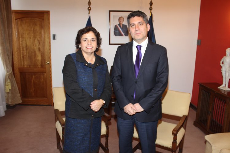 MINISTRA DE MINERÍA AURORA WILLIAMS SALUDA A INTENDENTE CLAUDIO IBÁÑEZ