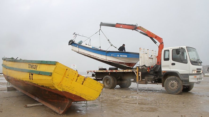 PESCADORES, GOBIERNO Y EJÉRCITO LOGRAN RESCATE DE EMBARCACIONES ARTESANALES EN TONGOY