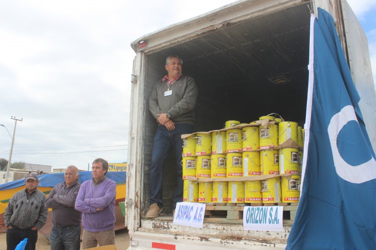 PESCADORES DE TONGOY RECIBEN MATERIAL PARA REPARACIÓN DE BOTES