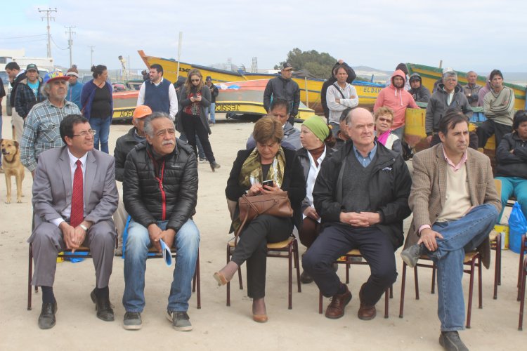 PESCADORES DE TONGOY RECIBEN MATERIAL PARA REPARACIÓN DE BOTES