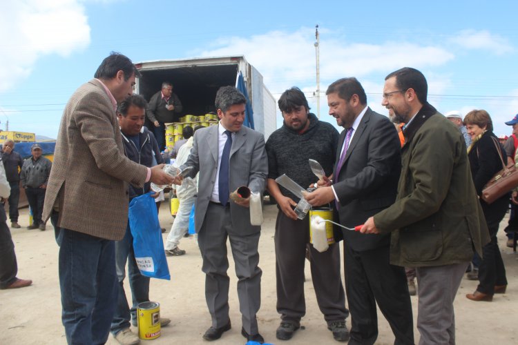 PESCADORES DE TONGOY RECIBEN MATERIAL PARA REPARACIÓN DE BOTES