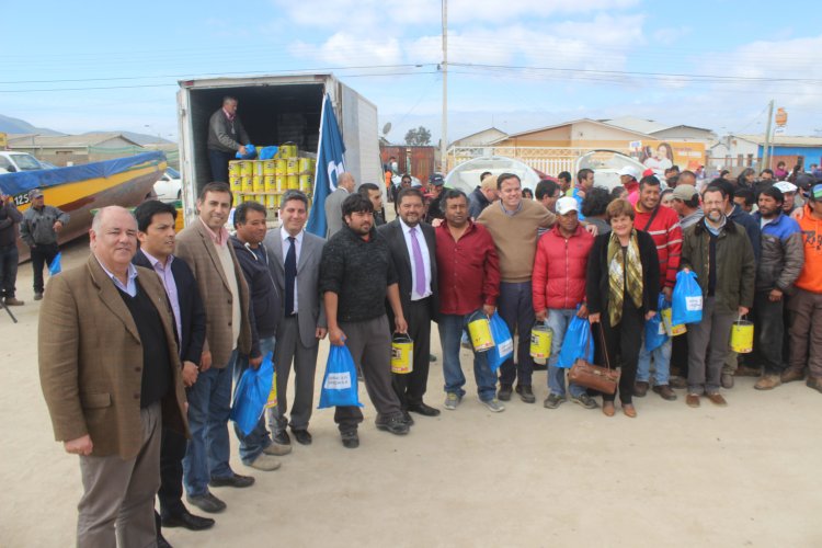 PESCADORES DE TONGOY RECIBEN MATERIAL PARA REPARACIÓN DE BOTES