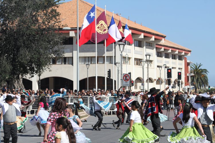 LA SERENA CELEBRA NUEVO ANIVERSARIO CON SOLEMNE DESFILE