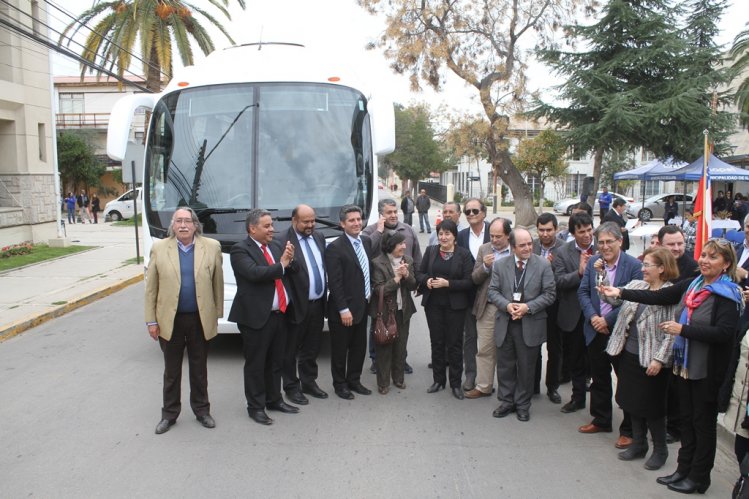 GOBIERNO REGIONAL DE COQUIMBO ENTREGA NUEVO BUS PARA EL HOSPITAL DE ILLAPEL