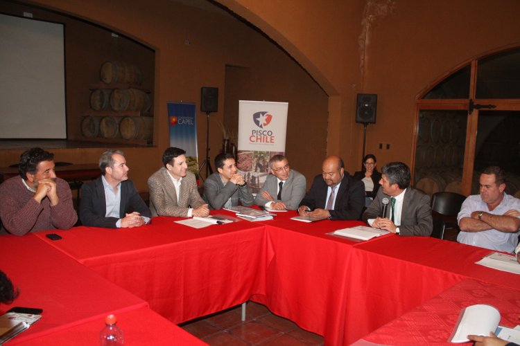 GOBIERNO Y PRODUCTORES DE PISCO FORTALECEN TRABAJO COLABORATIVO