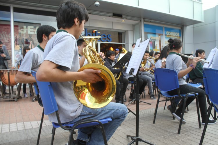 CON UN CONCIERTO EN PLENO PASEO PEATONAL DE OVALLE SE ENTREGAN FONDOS DEL CONCURSO PARA BANDAS Y ORQUESTAS JUVENILES
