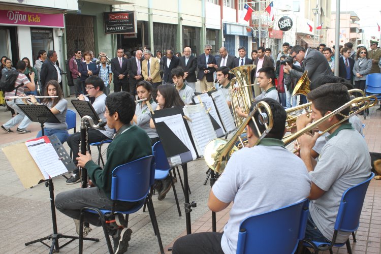 CON UN CONCIERTO EN PLENO PASEO PEATONAL DE OVALLE SE ENTREGAN FONDOS DEL CONCURSO PARA BANDAS Y ORQUESTAS JUVENILES
