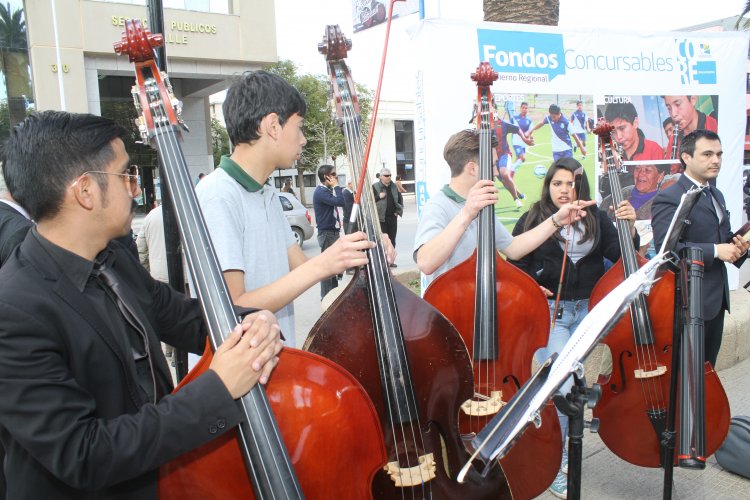 CON UN CONCIERTO EN PLENO PASEO PEATONAL DE OVALLE SE ENTREGAN FONDOS DEL CONCURSO PARA BANDAS Y ORQUESTAS JUVENILES