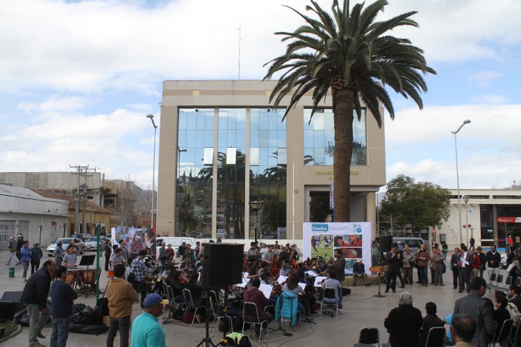 CON UN CONCIERTO EN PLENO PASEO PEATONAL DE OVALLE SE ENTREGAN FONDOS DEL CONCURSO PARA BANDAS Y ORQUESTAS JUVENILES