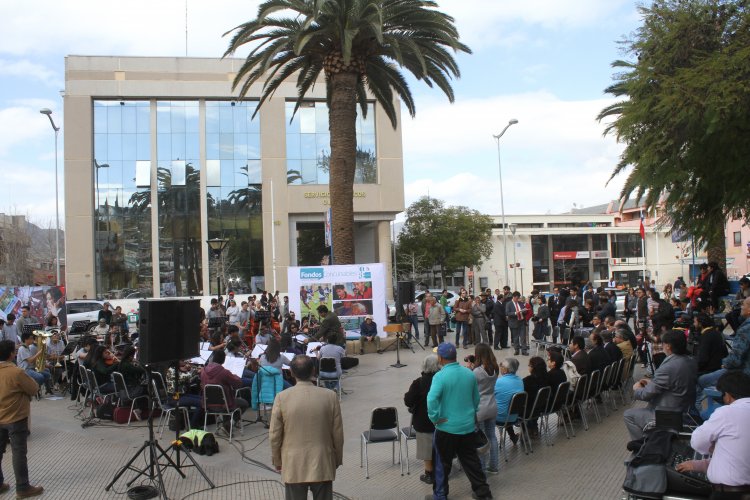 CON UN CONCIERTO EN PLENO PASEO PEATONAL DE OVALLE SE ENTREGAN FONDOS DEL CONCURSO PARA BANDAS Y ORQUESTAS JUVENILES