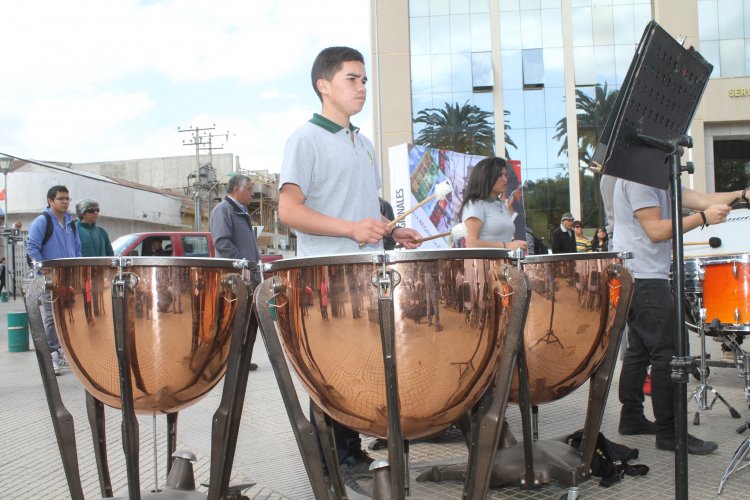 CON UN CONCIERTO EN PLENO PASEO PEATONAL DE OVALLE SE ENTREGAN FONDOS DEL CONCURSO PARA BANDAS Y ORQUESTAS JUVENILES