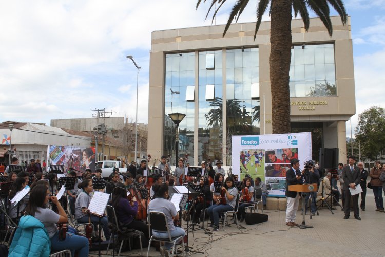 CON UN CONCIERTO EN PLENO PASEO PEATONAL DE OVALLE SE ENTREGAN FONDOS DEL CONCURSO PARA BANDAS Y ORQUESTAS JUVENILES
