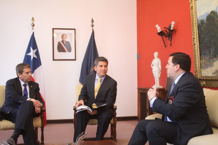 INTENDENTE CLAUDIO IBÁÑEZ RECIBE SALUDO DE NUEVO JEFE REGIONAL DE INVESTIGACIONES