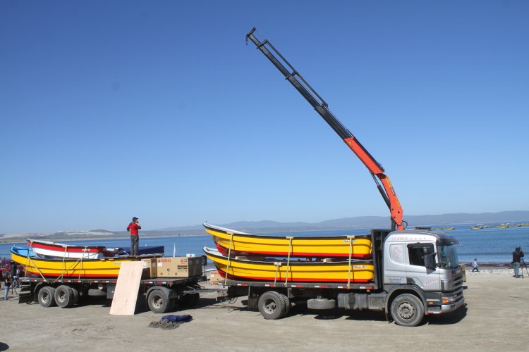 GOBIERNO ENTREGA LAS PRIMERAS EMBARCACIONES A LOS PESCADORES DE TONGOY