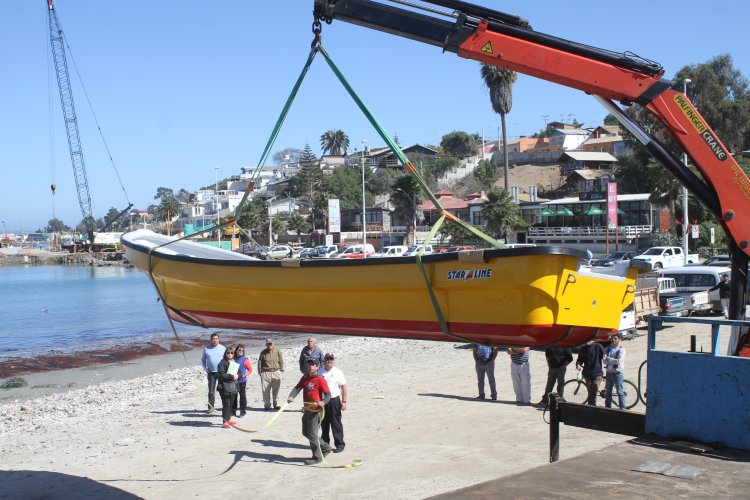 GOBIERNO ENTREGA LAS PRIMERAS EMBARCACIONES A LOS PESCADORES DE TONGOY