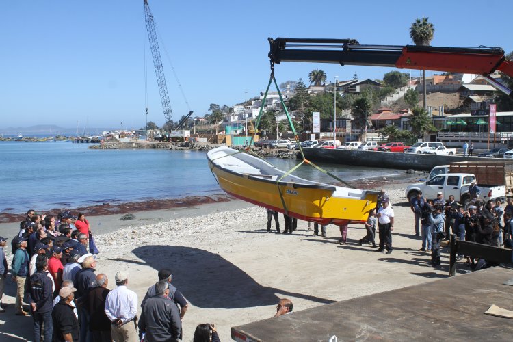 GOBIERNO ENTREGA LAS PRIMERAS EMBARCACIONES A LOS PESCADORES DE TONGOY