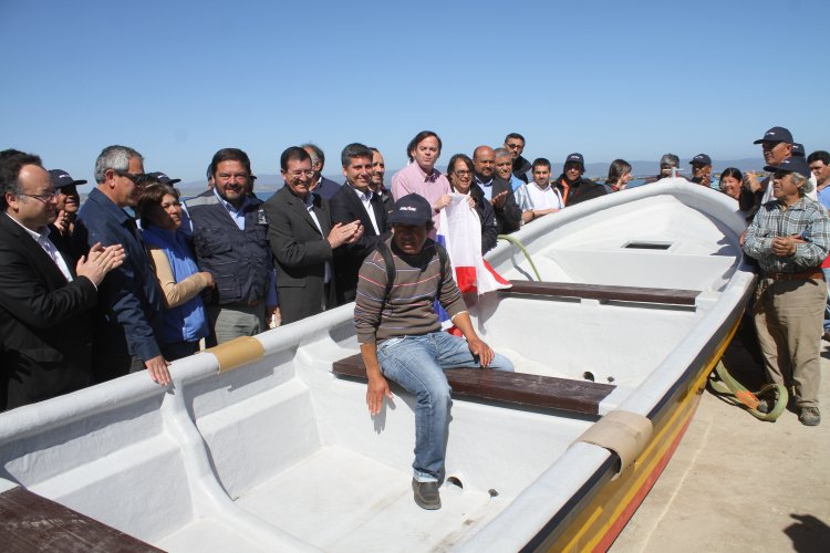 GOBIERNO ENTREGA LAS PRIMERAS EMBARCACIONES A LOS PESCADORES DE TONGOY