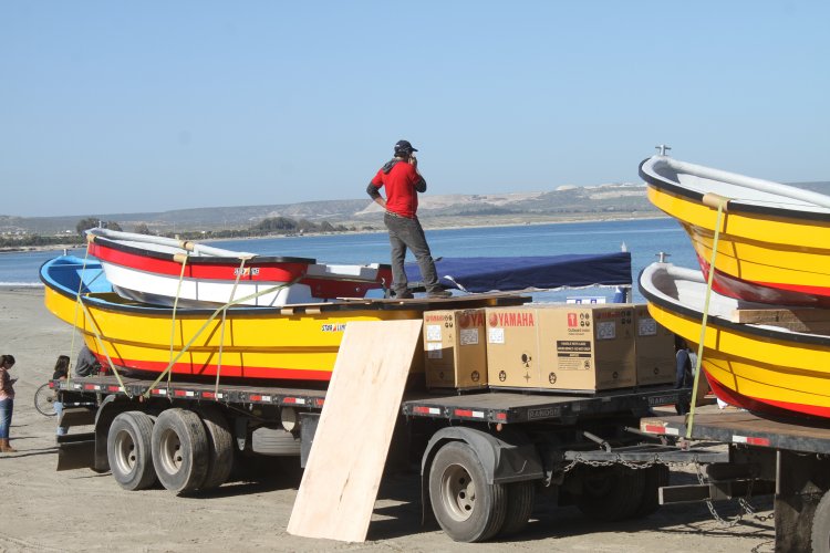 GOBIERNO ENTREGA LAS PRIMERAS EMBARCACIONES A LOS PESCADORES DE TONGOY