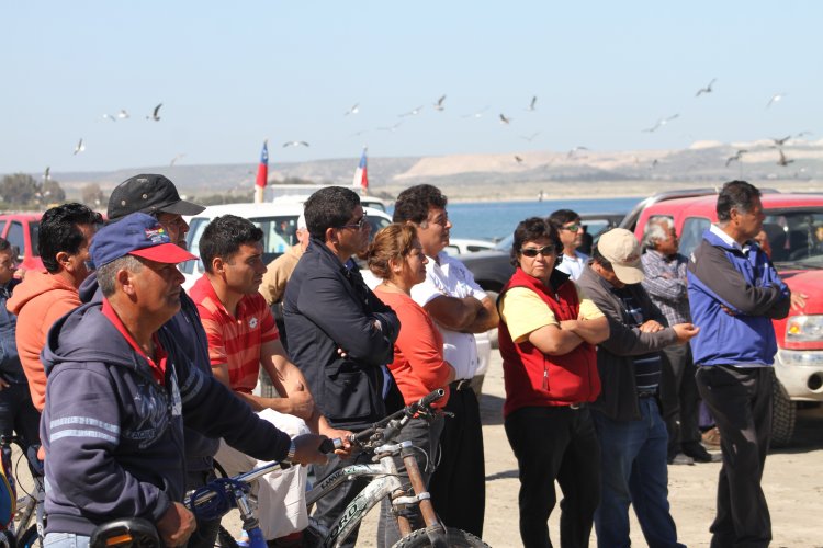 GOBIERNO ENTREGA LAS PRIMERAS EMBARCACIONES A LOS PESCADORES DE TONGOY