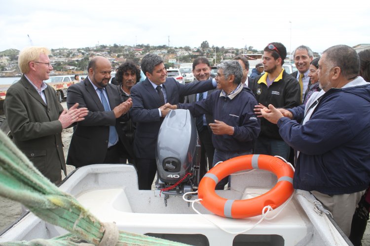 GOBIERNO ENTREGA NUEVOS MOTORES A LOS PESCADORES ARTESANALES DE TONGOY