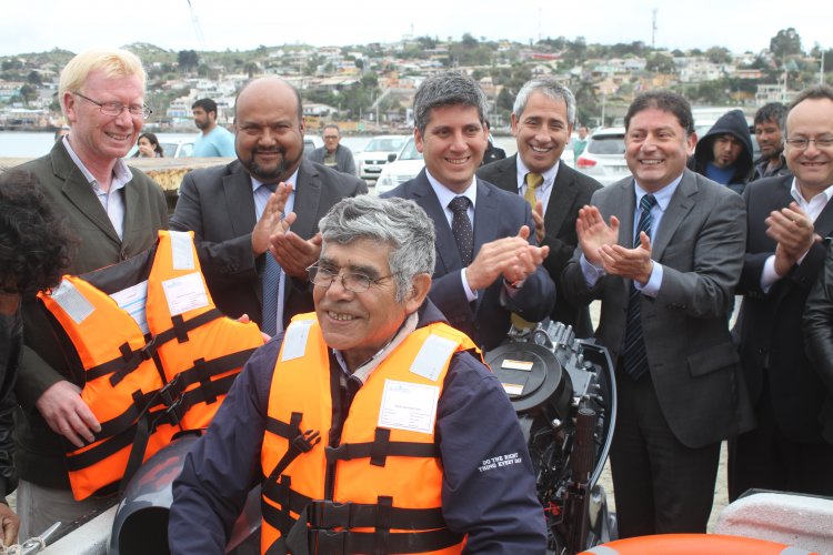 GOBIERNO ENTREGA NUEVOS MOTORES A LOS PESCADORES ARTESANALES DE TONGOY