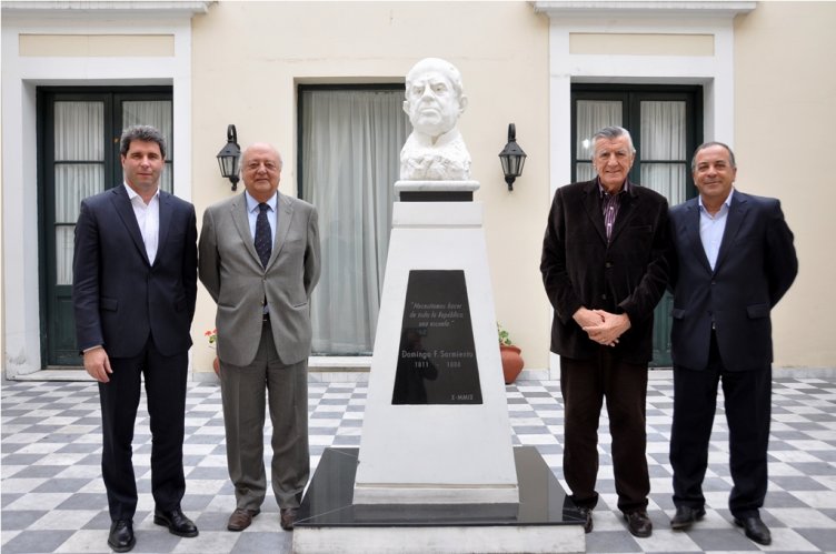 EMBAJADOR JOSÉ ANTONIO VIERA GALLO RECIBE A GOBERNADOR DE SAN JUAN JOSÉ LUIS GIOJA