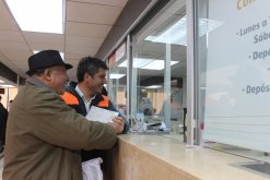 GOBIERNO ENTREGA LOS PRIMEROS 20 BONOS DE ENSERES A DAMNIFICADOS DEL TSUNAMI