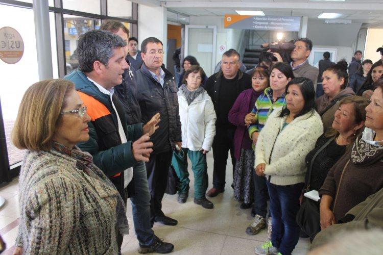 GOBIERNO ENTREGA LOS PRIMEROS 20 BONOS DE ENSERES A DAMNIFICADOS DEL TSUNAMI