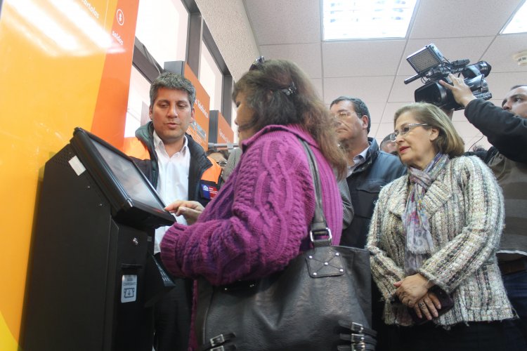 GOBIERNO ENTREGA LOS PRIMEROS 20 BONOS DE ENSERES A DAMNIFICADOS DEL TSUNAMI