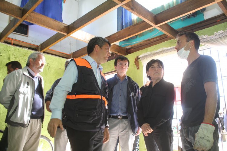 GOBIERNO ENTREGA LOS PRIMEROS 20 BONOS DE ENSERES A DAMNIFICADOS DEL TSUNAMI