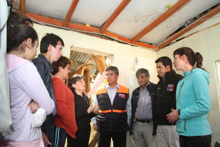 GOBIERNO ENTREGA LOS PRIMEROS 20 BONOS DE ENSERES A DAMNIFICADOS DEL TSUNAMI