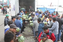 CUATRO TONELADAS DE ALIMENTOS ENTREGAN PESCADORES DE CORONEL EN COQUIMBO