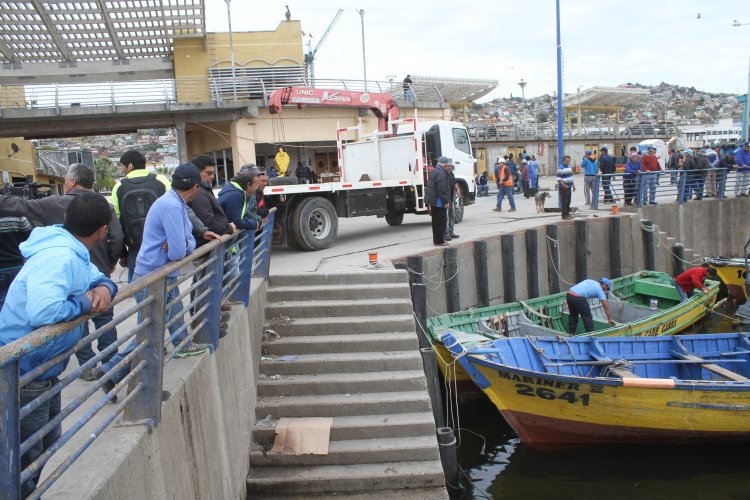 CUATRO TONELADAS DE ALIMENTOS ENTREGAN PESCADORES DE CORONEL EN COQUIMBO