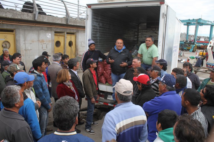 CUATRO TONELADAS DE ALIMENTOS ENTREGAN PESCADORES DE CORONEL EN COQUIMBO