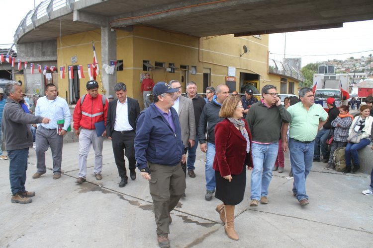 CUATRO TONELADAS DE ALIMENTOS ENTREGAN PESCADORES DE CORONEL EN COQUIMBO
