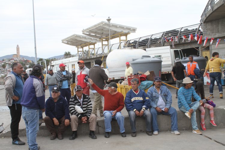 CUATRO TONELADAS DE ALIMENTOS ENTREGAN PESCADORES DE CORONEL EN COQUIMBO