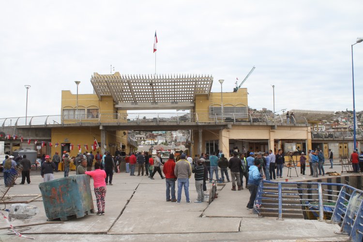CUATRO TONELADAS DE ALIMENTOS ENTREGAN PESCADORES DE CORONEL EN COQUIMBO