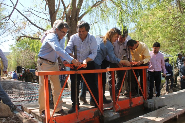 CON AYUDA DEL EJÉRCITO, GOBIERNO RESTABLECE RIEGO EN CANAL DAÑADO POR TERREMOTO EN MONTE PATRIA