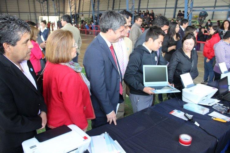 PROGRAMA “ME CONECTO PARA APRENDER” ENTREGA 643 COMPUTADORES A NIÑOS Y NIÑAS DE OVALLE
