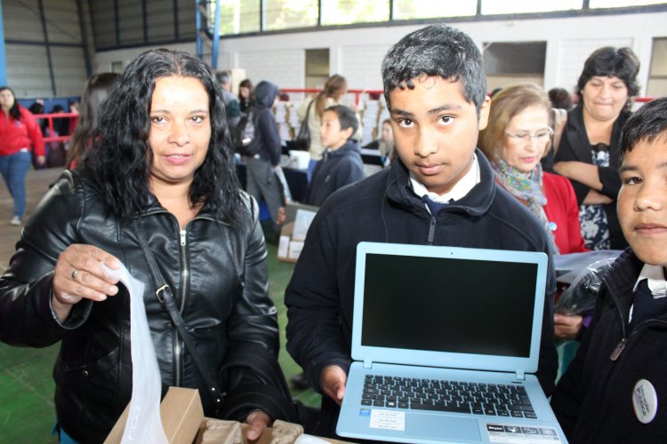 PROGRAMA “ME CONECTO PARA APRENDER” ENTREGA 643 COMPUTADORES A NIÑOS Y NIÑAS DE OVALLE
