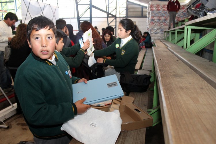 PROGRAMA “ME CONECTO PARA APRENDER” ENTREGA 643 COMPUTADORES A NIÑOS Y NIÑAS DE OVALLE